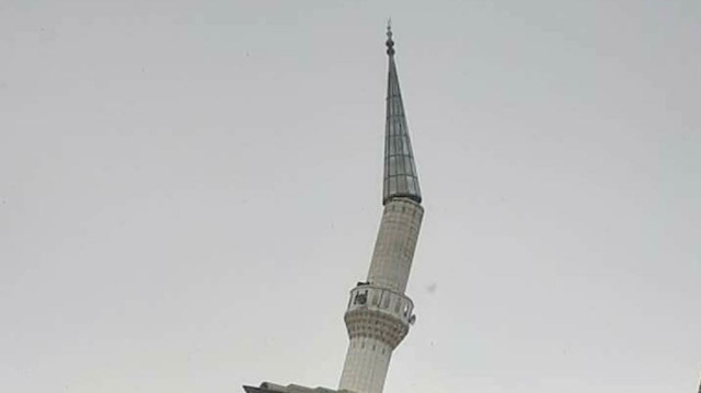 Karaman'da şiddetli fırtına minare külahını yıktı