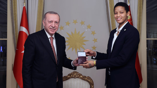 Vargas, yeni kimlik kartını Cumhurbaşkanı Erdoğan'ın elinden adı. 