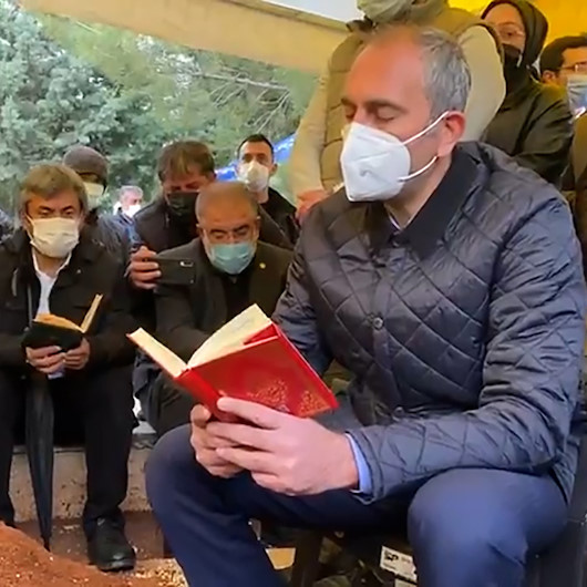 Adalet Bakanı Abdulhamit Gül, annesinin kabri başında Yasin-i Şerif okudu