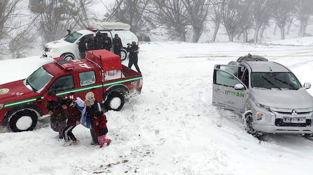 Aksaray'da kar ve tipi nedeniyle mahsur kalan işçilere AFAD ve jandarma ekipleri ulaştı.