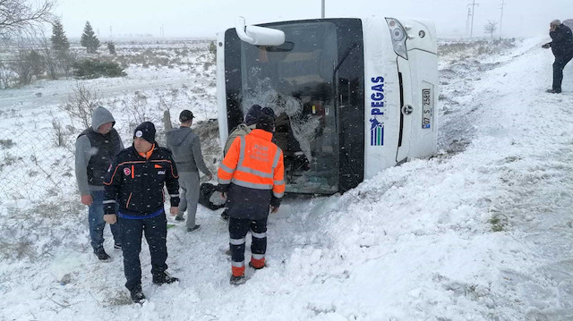 Konya- Aksaray yolunun 2 farklı noktasında, buzlanma ve tipi nedeniyle 2 tur otobüsü devrildi.