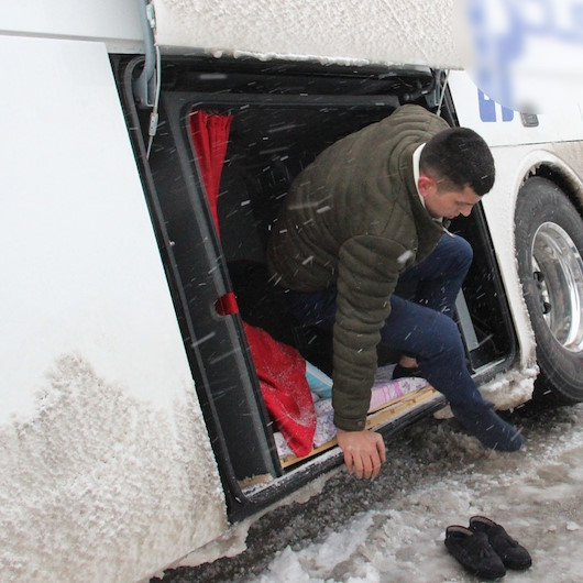 Yan yatan otobüste ilginç görüntü: 24 yolcu bagajdan çıktı