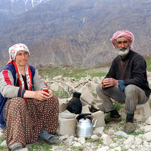 11 yıl önce boşaltılan köyde tek başlarına yaşıyorlar: Burada hastalık yok
