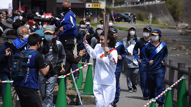 طفلة تركية تحمل الشعلة الأولمبية بولاية "واكاياما" اليابانية