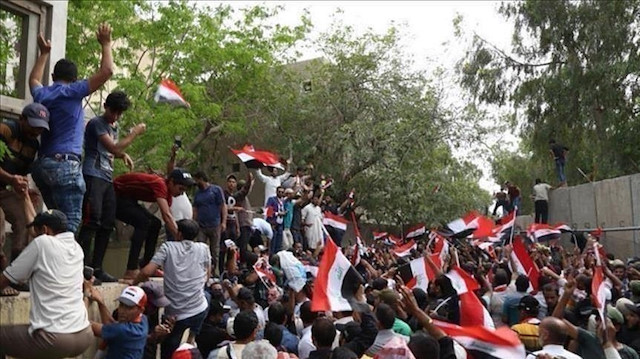 العراق.. آلاف الموظفين يطالبون بصرف رواتبهم في البصرة