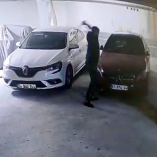 Girdiği otoparkta bir aracı sopa ve tekmelerle pert edip kameraya aldı