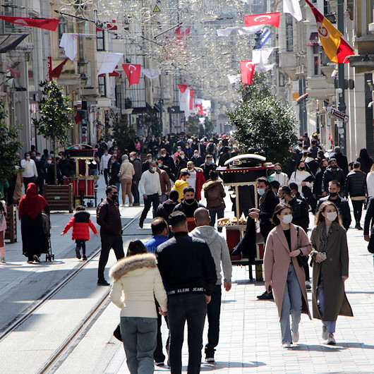 İstanbul turistlere kaldı: Güzel havanın tadını İstiklal Caddesi ve Beşiktaşta çıkardılar