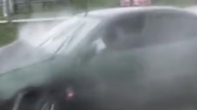 Kaza yapan sürücü şoka girince otomobilden vatandaşlar çıkardı