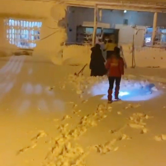 Kar ve tipiden yolu kapanan köyde kalp krizi geçiren hasta, 2 saatte kurtarıldı