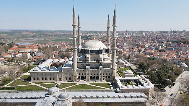 Selimiye Camisi minarelerine ramazan mahyası asıldı.

