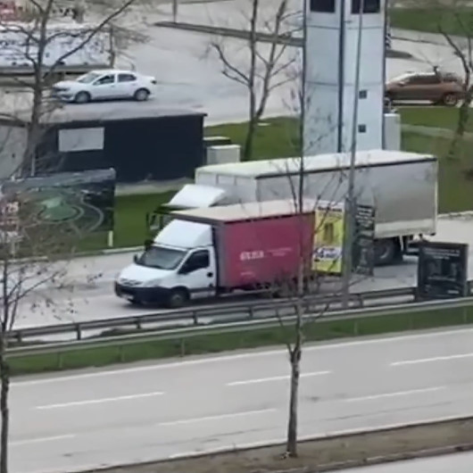 Kısıtlama saatinde trafikte uygulamayı gören kamyonet sürücüsü geri geri kaçtı