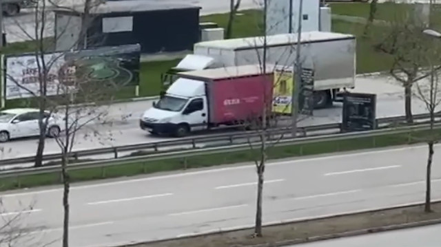 Kısıtlama saatinde trafikte uygulamayı gören kamyonet sürücüsü geri geri kaçtı