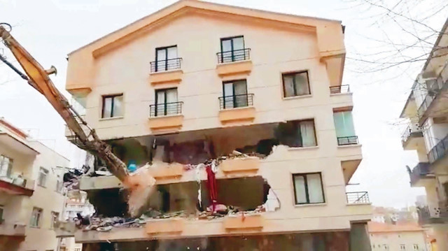 Güvenlik önlemlerinin alınması ardından apartman kontrollü şekilde yıkıldı.