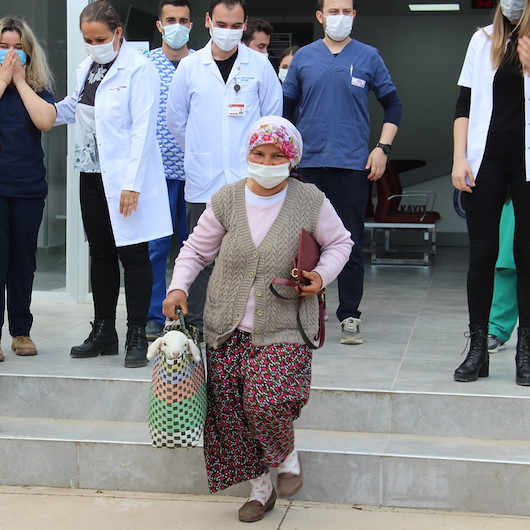 Aydından yürekleri ısıtan görüntüler: Sakatlanan kuzuyu pazar çantasıyla veterinere getirdi