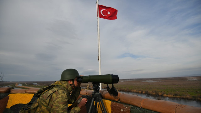 İpsala'dan yasa dışı yollarla Yunanistan'a geçmeye çalışan 2'si FETÖ mensubu 5 kişi yakalandı.
