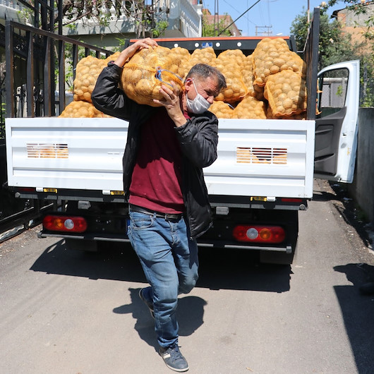 Adana’da ihtiyaç sahiplerine patatesler dağıtılmaya başlandı