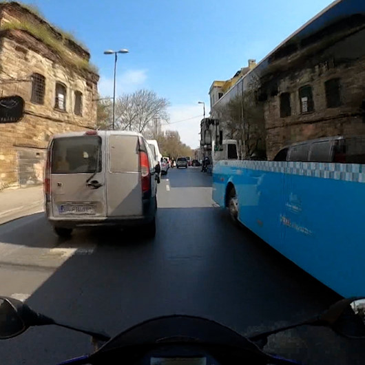 Motosikletin iş yerine girdiği kaza kask kamerasında