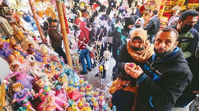 İşgalci İsrail'e rağmen ramazanı heyecanla karşılamak isteyen halk, alışveriş için Eski Şehir bölgesindeki pazarı canlandırdı.
