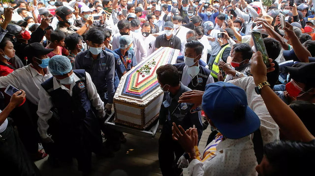 Myanmar'da ordunun öldürülen protestocuların ailelerinden cenazeler için 85 dolar istediği iddia edildi.