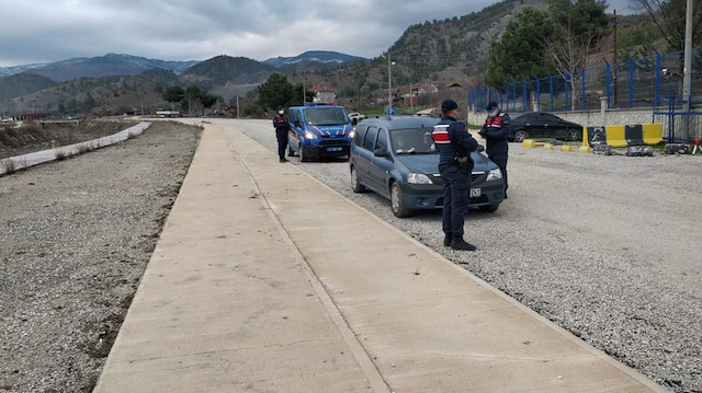 Hanönü İlçe Jandarma Komutanlığı ekipleri, Kastamonu-Sinop il sınırında D-30 kara yolundaki kontrol noktasında bir aracı durdurdu.

