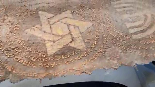 Operasyonda bir adet 2 bin yıllık olduğu değerlendirilen el yazması altın işlemeli Tevrat ele geçirildi. 
