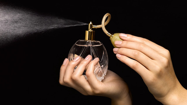Parfüm orucu bozar mı? Diyanet Fetvası: Oruçluyken deodorant ve parfüm sıkılır mı?