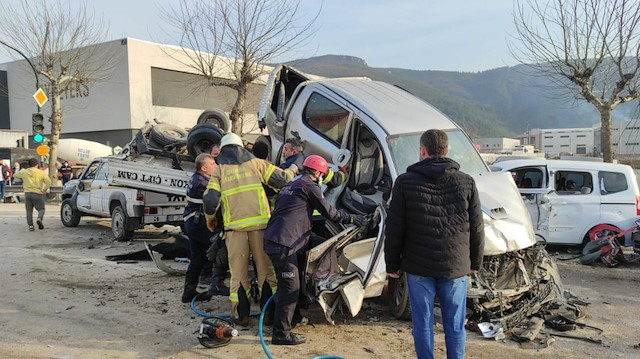 Korkunç kazada, 4 kişi öldü, 22 kişi yaralandı.