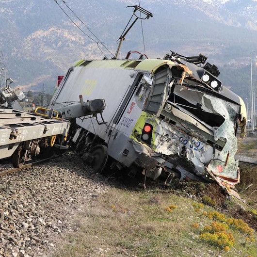 Adanada iki yük treni çarpıştı: İki makinist yaralandı