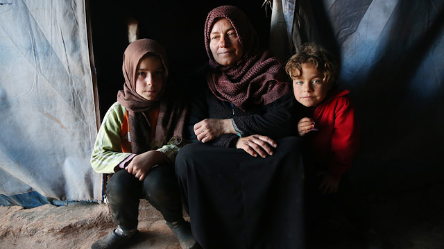 İdlib'deki kamplarda ilk iftar yoksulluğun pençesinde yapıldı.

