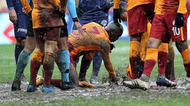 Galatasaray-Kasımpaşa maçının oynandığı Türk Telekom Stadyumu'nun zemini büyük tartışmalara neden olmuştu.