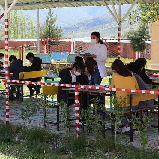 Hababam Sınıfı gerçek oldu: Derslerini okul bahçesinde açık hava sınıfında işliyorlar