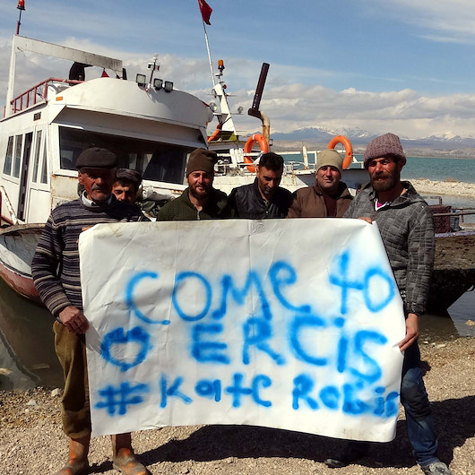 Vanlı balıkçılardan astronot Rubinse pankartlı davet: Come to Erciş