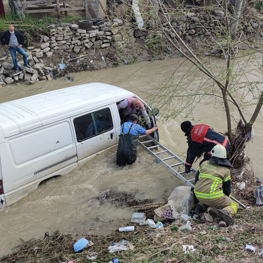 Minibüsüyle dereye uçan sürücü böyle kurtarıldı