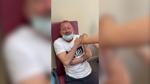 Sergen Yalçın çığlık çığlığa koronavirüs aşısı oldu, izleyenleri kahkahaya boğdu