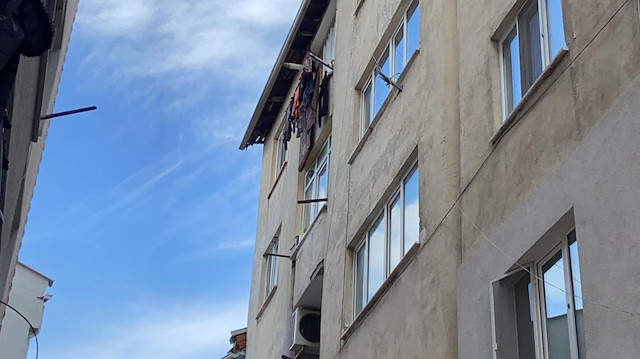 Bir apartmanın 5. katındaki balkondan düşen 5 yaşındaki çocuk hayatını kaybetti.