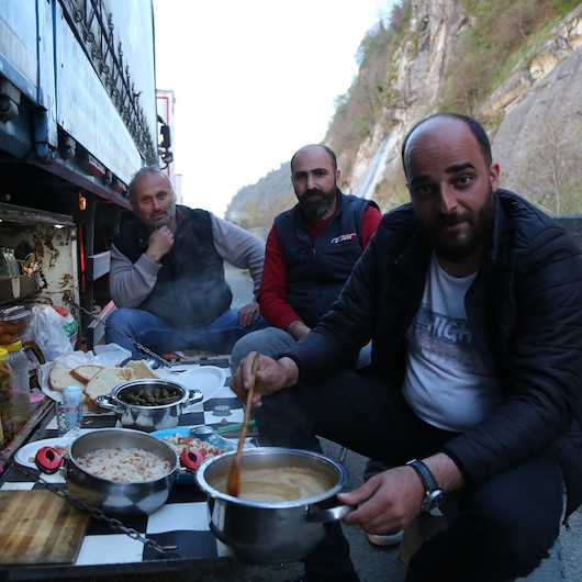 Tır kuyruğunda iftar telaşı: Kendi imkanlarıyla hazırladıkları yemeklerle iftar sofrası kurup oruçlarını açtılar