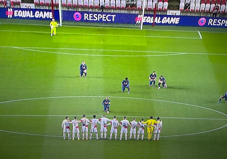 Arsenal kaptanı Lacazette, nBlack Lives Matter hareketine katılmayan Slavia Prag oyuncularına bakıyor.
