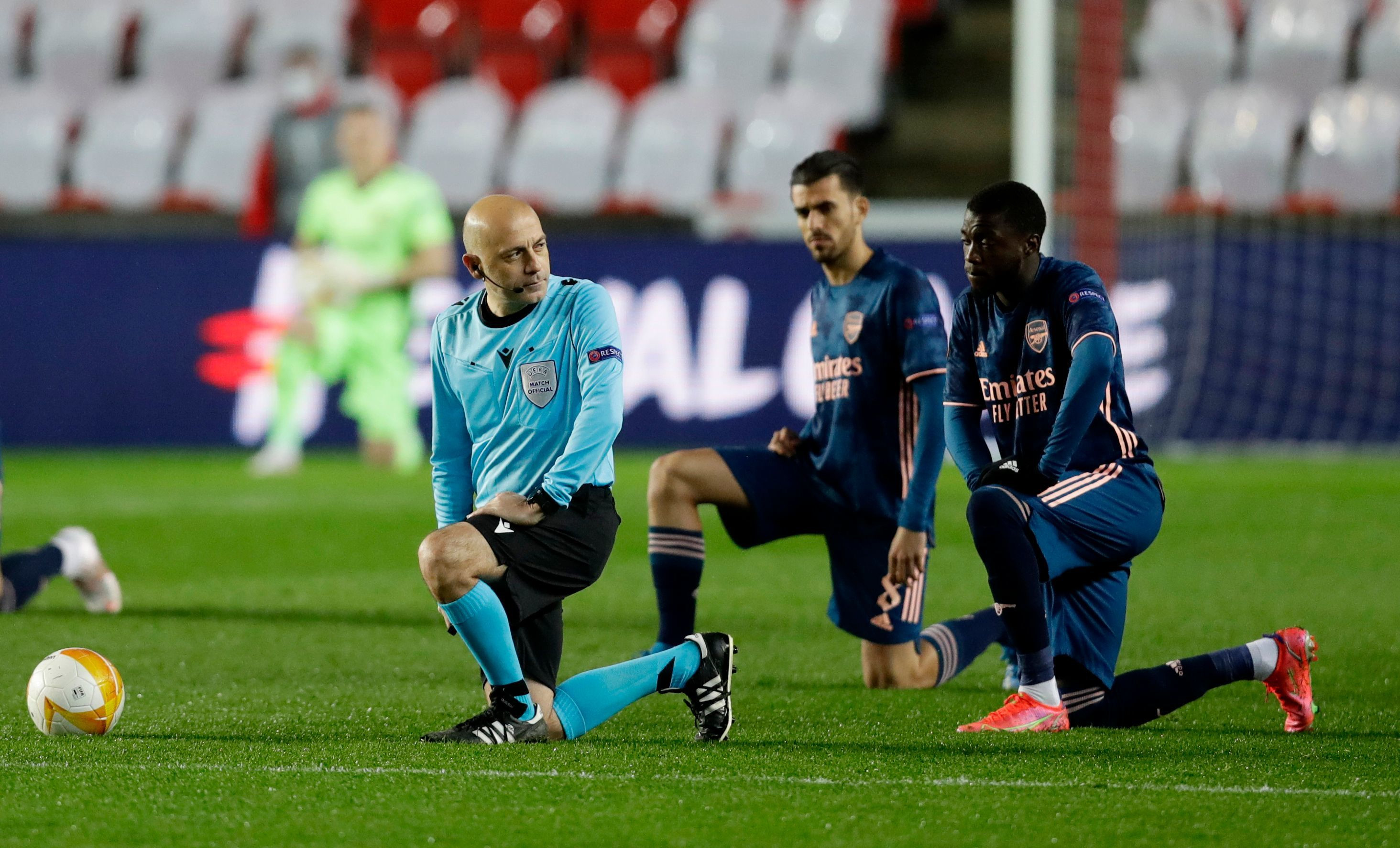 Cüneyt Çakır ve Arsenalli futbolcular diz çökme hareketine katıldı.