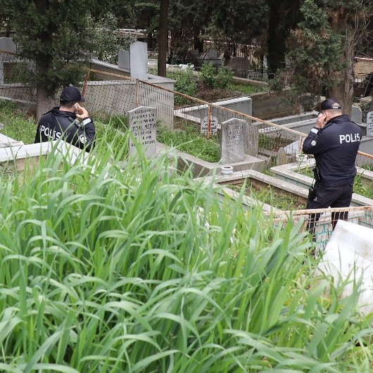 Dua etmek için mezarlığa gitti: Kayıp oğlunun cesedini buldu