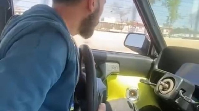 Trafikte çekilen videoda sürücünün akıl almaz hareketi böyle kaydedildi.