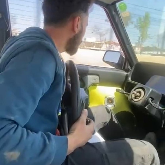 Otomobilin direksiyonunu yerinden çıkarıp hem kendi hem de diğer sürücülerin canını hiçe saydı
