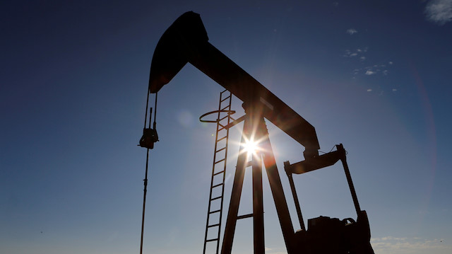 النفط يواصل الارتفاع و7 بالمئة مكاسبه الأسبوعية