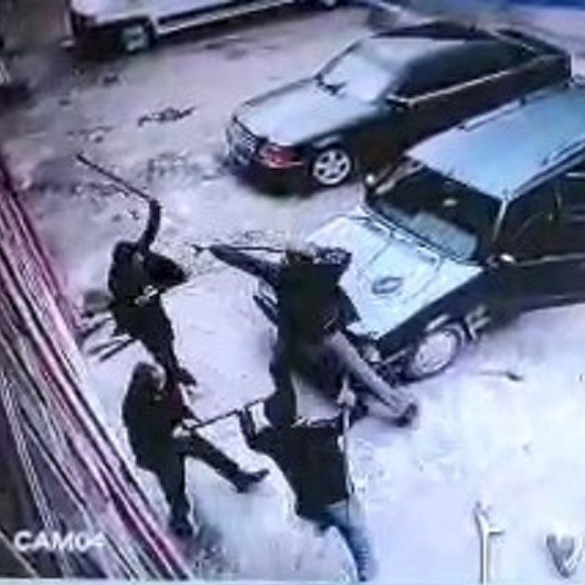 Kastamonuda husumetli iki grubun taşlı sopalı kavgası kamerada