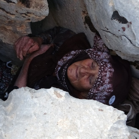 Yaşlı kadın kayalıkların arasında sıkışmış bulundu