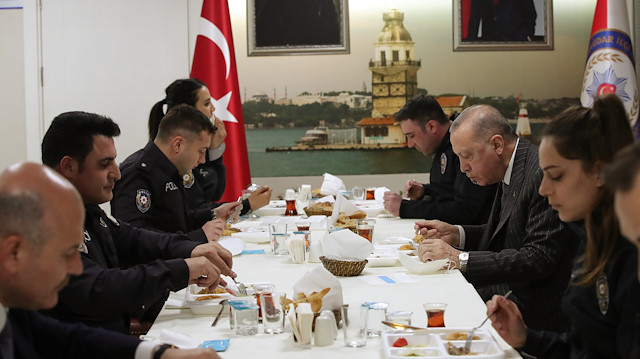 Cumhurbaşkanı Erdoğan iftarda polislerle bir araya geldi.