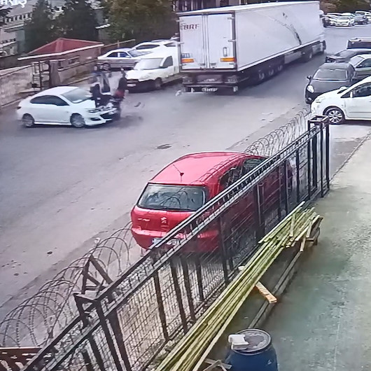 Esenyurtta otomobile çarpan motosikletliler metrelerce ileri fırladı