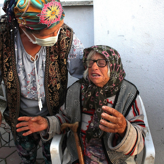 Yaşlı çift yanan evlerini gözyaşları içinde izledi: Osman patates pişiriyordu ev tutuştu