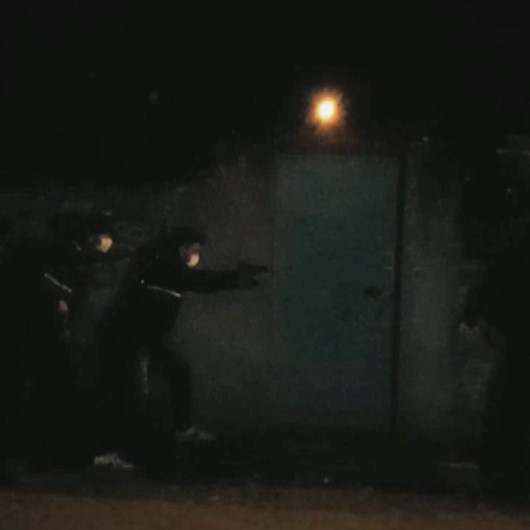İzmirde kumar oynayan ve Kovid-19 tedbirlerini ihlal eden 21 kişiye para cezası kesildi