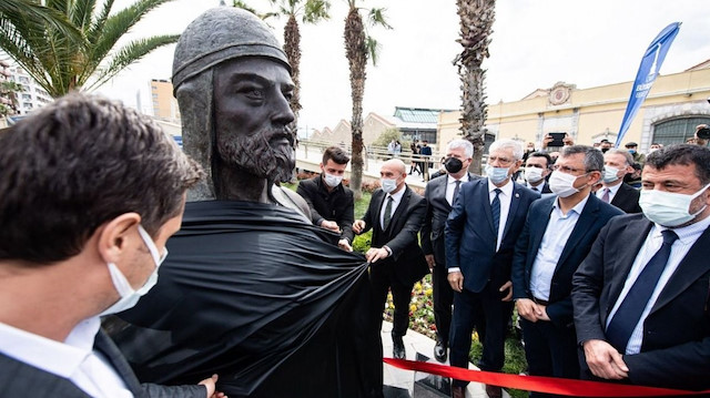 Tunç Soyer Çaka Bey heykelinin açılışını yaptı.