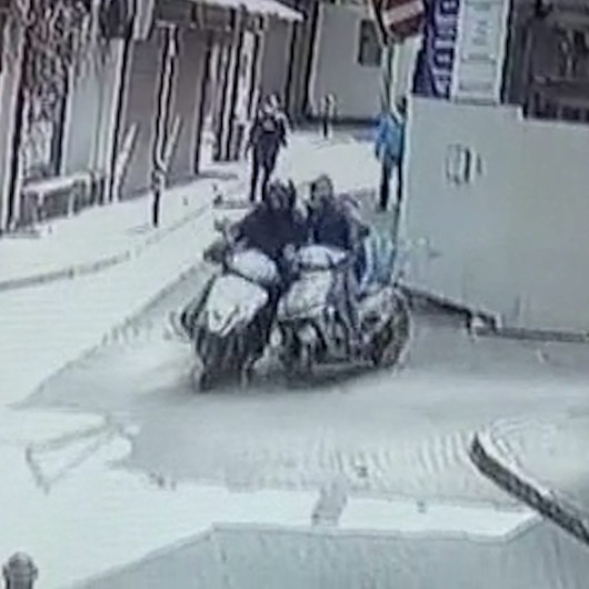 Bursada iki motosiklet böyle çarpıştı: Çarptığı sürücü acı içinde kıvranırken kaçtı